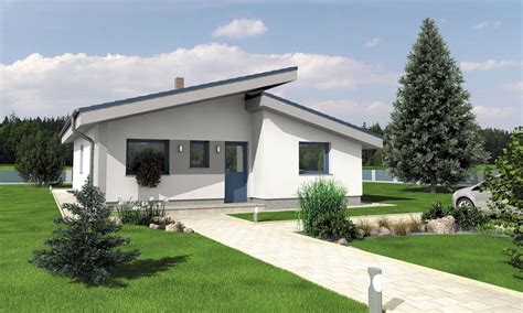 Rodinný dom s pultovou strechou a solárnymi panelmi