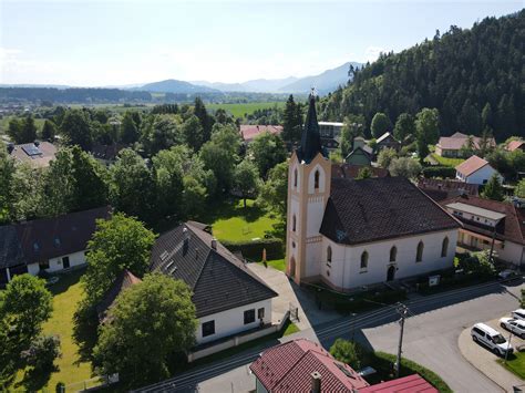 Fotografia panoramatického výhľadu na Smrečany s pohorím v pozadí
