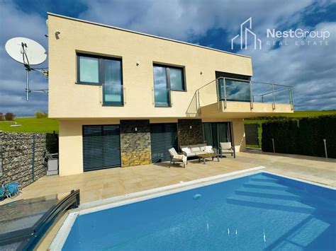 Luxusná vila s bazénom v Moravanoch nad Váhom