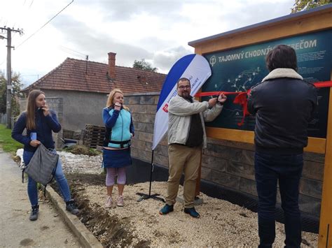 Zástupcovia obce a vodárenskej spoločnosti pri slávnostnom otvorení vodohospodárskeho diela.