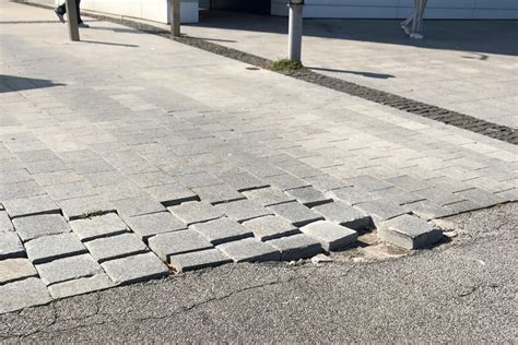 Dva autá jazdiace po betónovej garážovej rampe