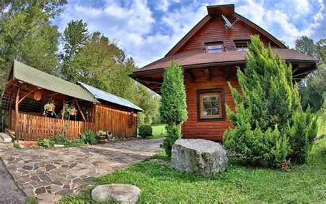 Ubytovanie v chate s vonkajším posedením a grilom.