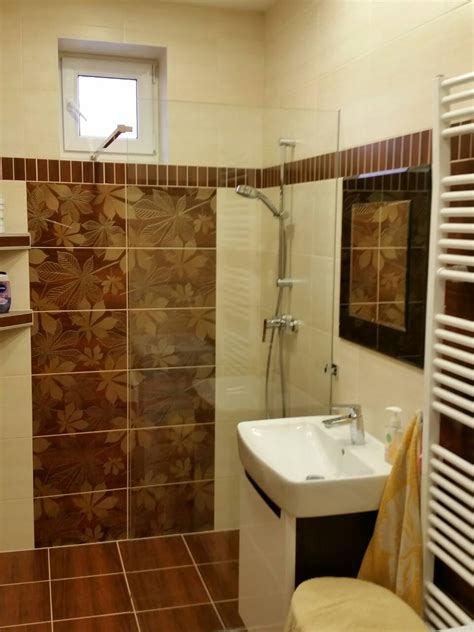 Interiér jednoizbového bytu so sprchovým kútom