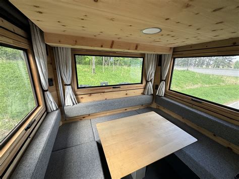 Interiér moderne vybaveného obytného prívesu