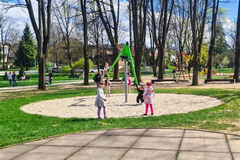 Deti hrajúce sa v parku v Bratislave