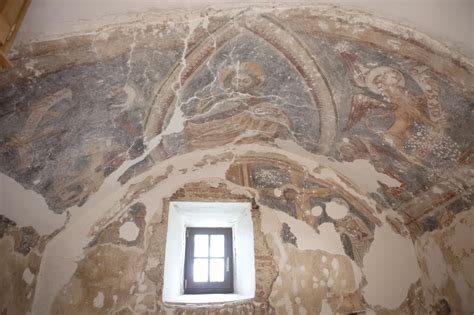 Detail reštaurovanej fresky v interiéri historického kostola.