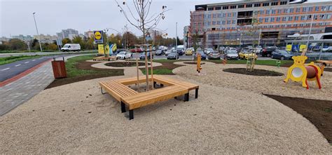Zeleň a mobiliár na revitalizovanom verejnom priestranstve