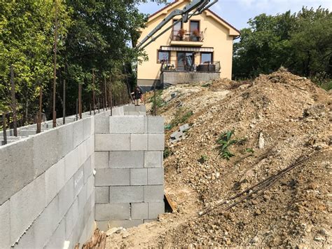 Vizualizácia oporného múru s prefabrikovanými panelmi