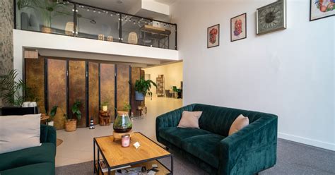 Moderný obchodný priestor s presklenou fasádou v centre mesta