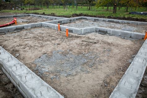 Diagram znázorňujúci proces osadenia betónovej garáže na základové pásy