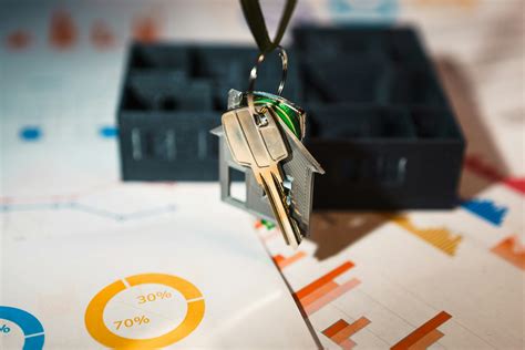 Ilustračná fotografia zobrazujúca kľúče od domu a dokumenty.