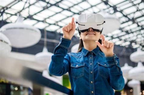 Osoba s VR headsetom interagujúca s virtuálnym prostredím.