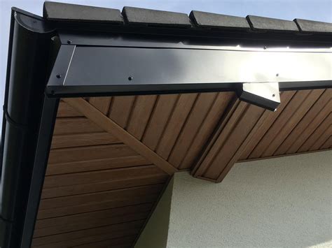 Plastové podbitie strechy v moderných farbách