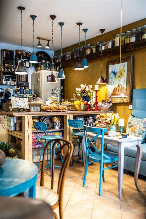 Interiér moderne zariadenej reštaurácie s priestorom pre hostí a barovým pultom