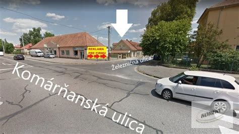 Ulica Hurbanova v centre Senice s modernou zástavbou