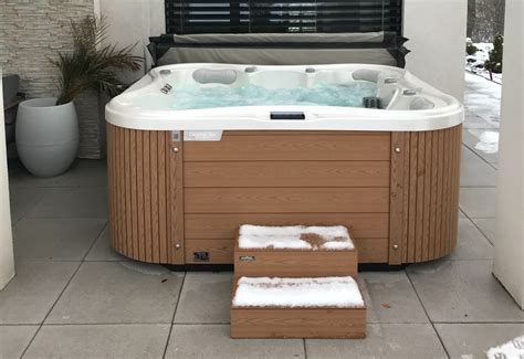 Ilustrácia rodiny užívajúcej si vírivku na chate