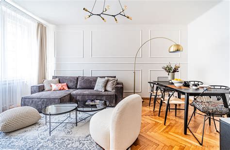 detail interiéru bytu s moderným obkladom