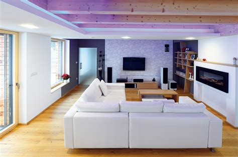 Príklad moderného interiéru so sadrokartónovým podhľadom a osvetlením