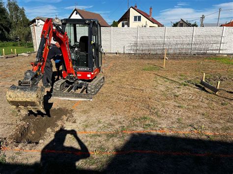 Výkop okolo základov domu