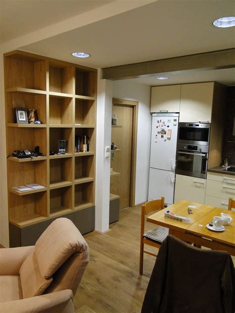 Interiér panelového bytového domu s výťahom