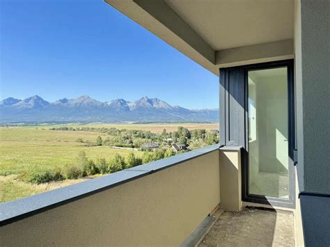 Interiér moderného 2-izbového bytu s výhľadom na Tatry