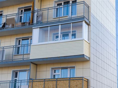 Ilustračná fotografia: Moderný zasklený balkón v bytovom dome