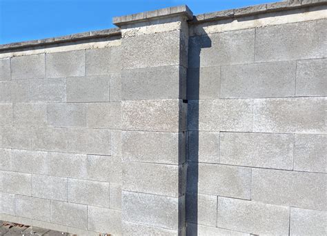 Detailne poskodene betonove jadro balkona