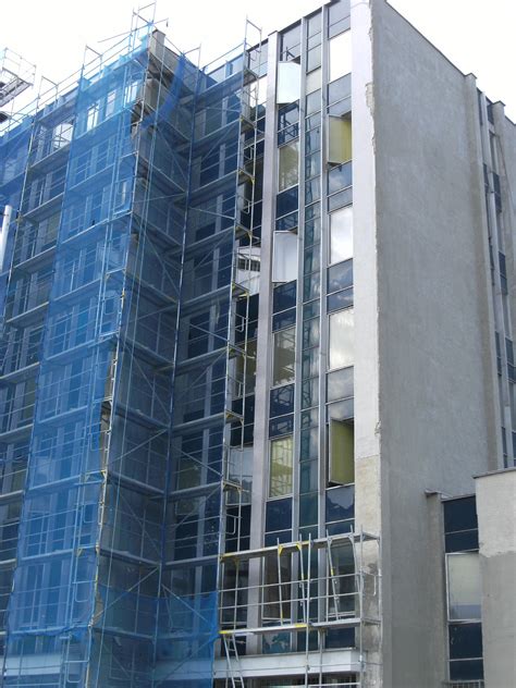 Ilustrácia priestorového lešenia okolo komplexnej budovy