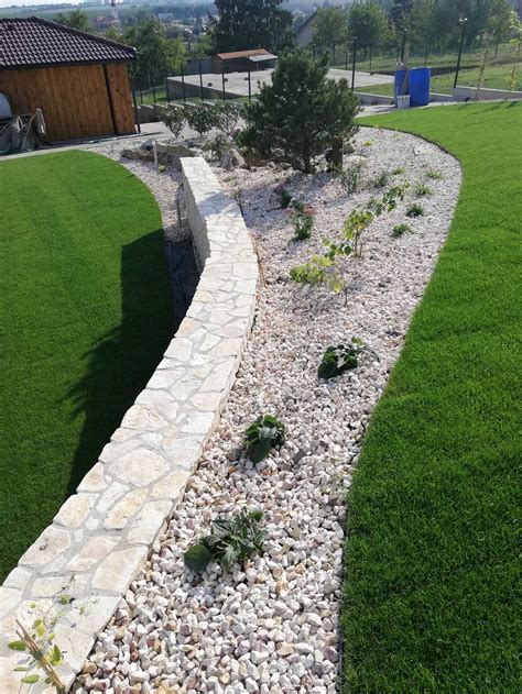 Záhrada s terasou pri rodinnom dome v Trnovom