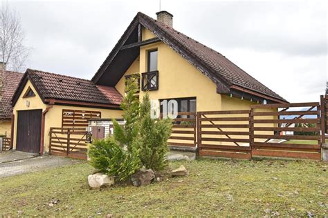 Exteriér domu v maďarskom vidieku s kvetinovou výzdobou