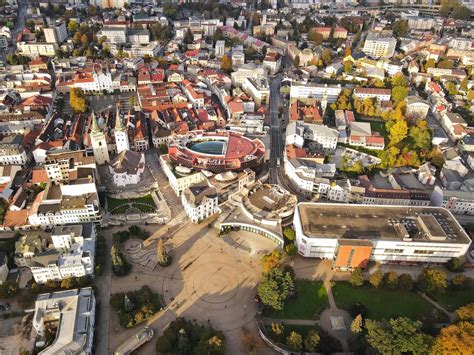 Moderná mestská panoráma s novými budovami a zeleňou
