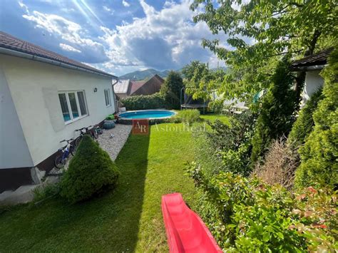 Priestranný pozemok s ovocným sadom a jazierkom