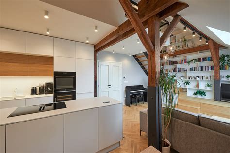 Interiér 4-izbového bytu s drevenými trámami a výhľadom na terasu