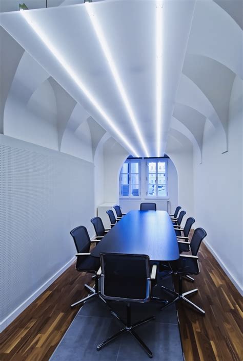 Ilustračná fotografia modernej kancelárie s dobrým osvetlením