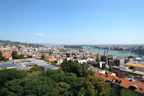 Panoráma Bologne s vežami a arkádami
