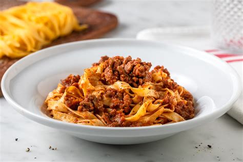 Tanier čerstvých tagliatelle alla bolognese