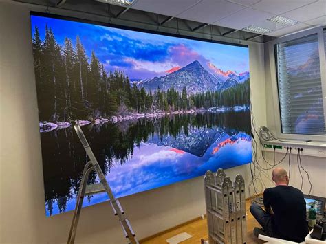 Veľká LED stena zobrazujúca dynamický obsah