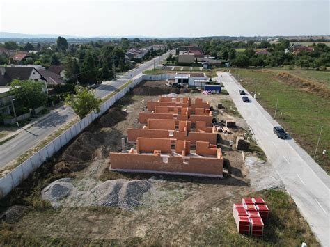 Ilustračná fotografia stavebného pozemku s vyznačenými inžinierskymi sieťami