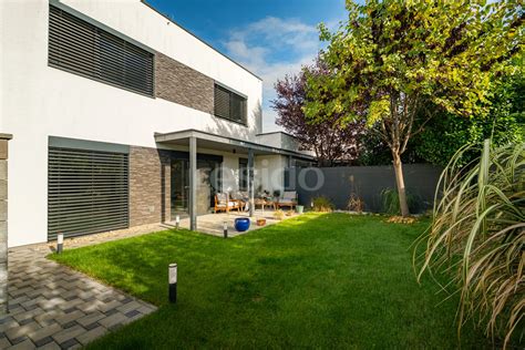 Ukážka moderného rodinného domu v Rajke s upravenou záhradou