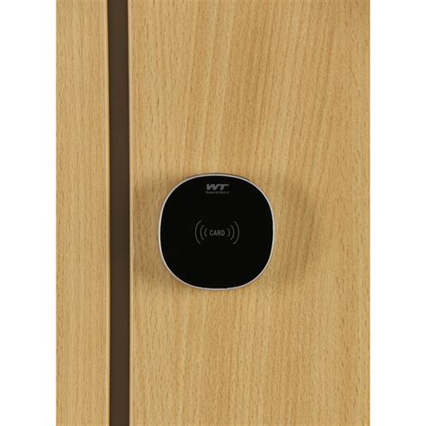 Ilustrácia vstupných dverí s čítačkou kariet