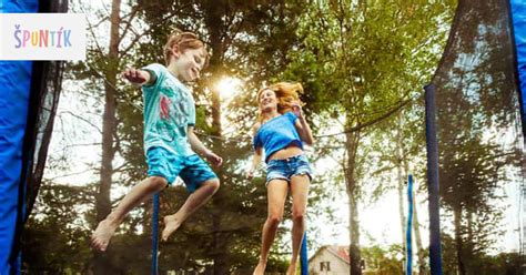 deti a dospelí na bungee trampolíne
