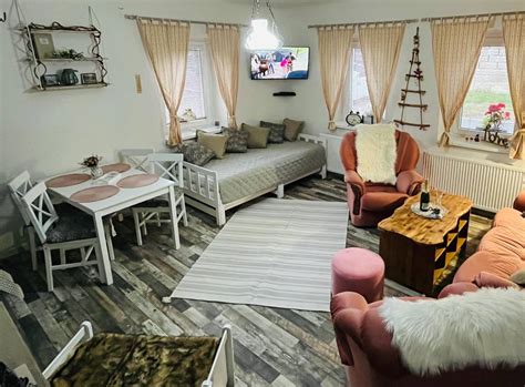 interiér minikaravanu s jedálenským stolom a sedením