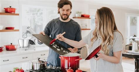 osoby v kuchyni pri varení