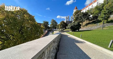 Detail poškodeného hradného múru