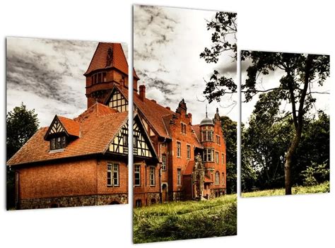 Starý tehlový dom s kamennými prvkami