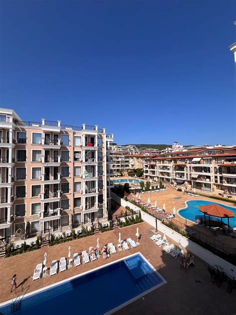 Bazén s výhľadom na more v apartmánovom komplexe