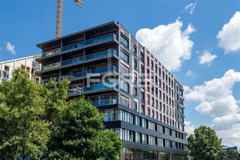 moderný skladový priestor s vysokými stropmi a regálmi