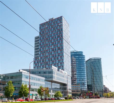 fasáda obchodného centra v centre mesta