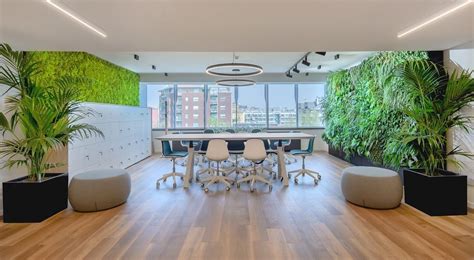 interiér moderného kancelárskeho priestoru s ergonomickým nábytkom