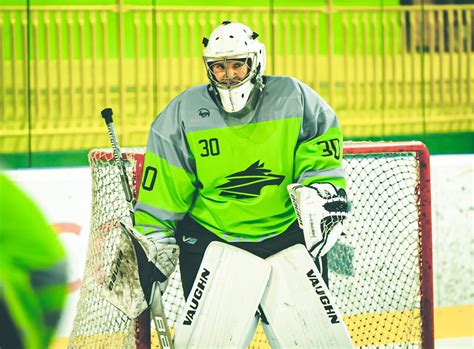 Športovec zdvíhajúci činky